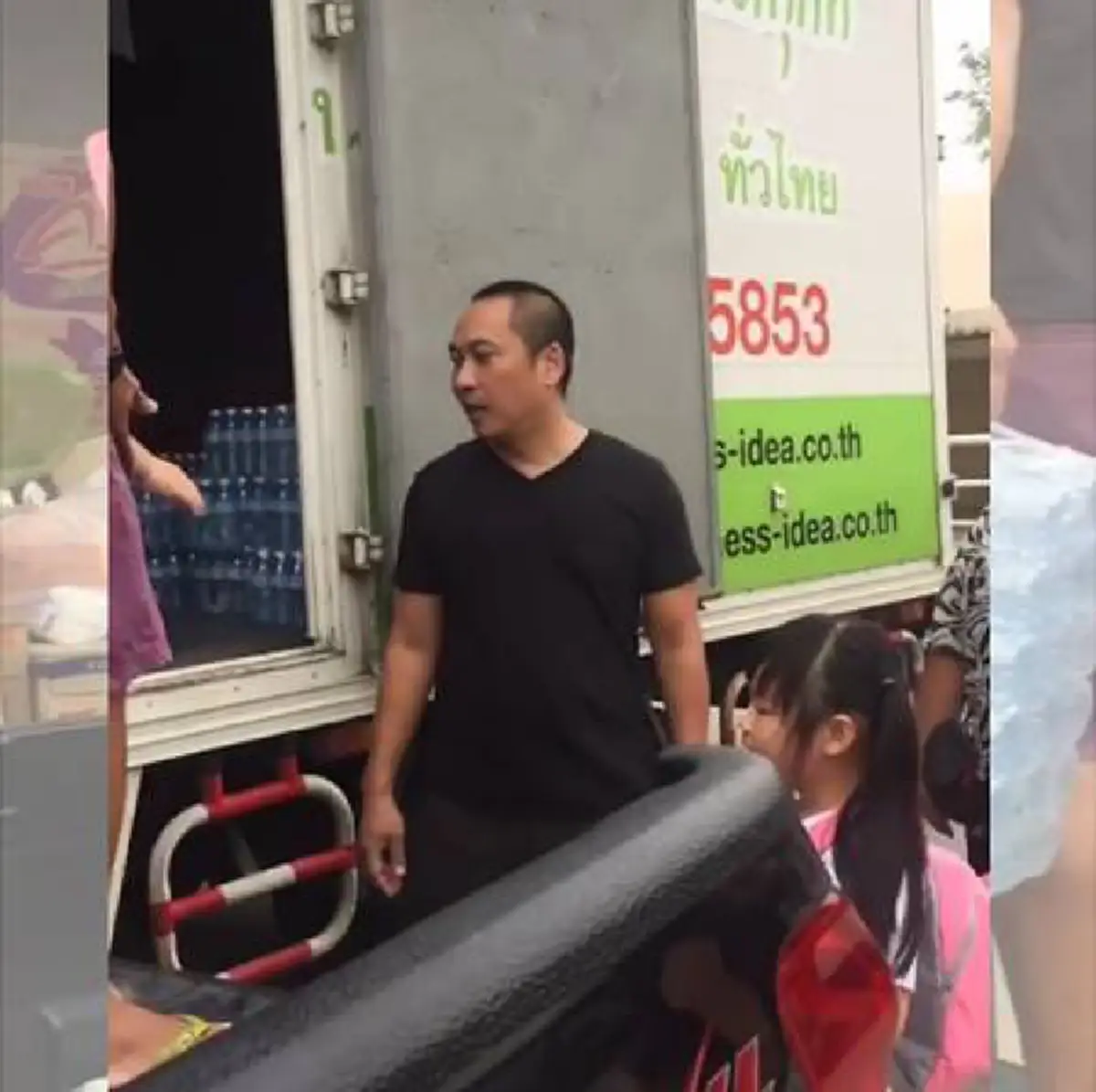 ยามสุข เราสนุก ยามทุกข์ เราไม่ลืมกัน!!! ส่องชัดๆคนบันเทิงแห่ลงพื้นที่ช่วยผู้ประสบภัยน้ำท่วม
