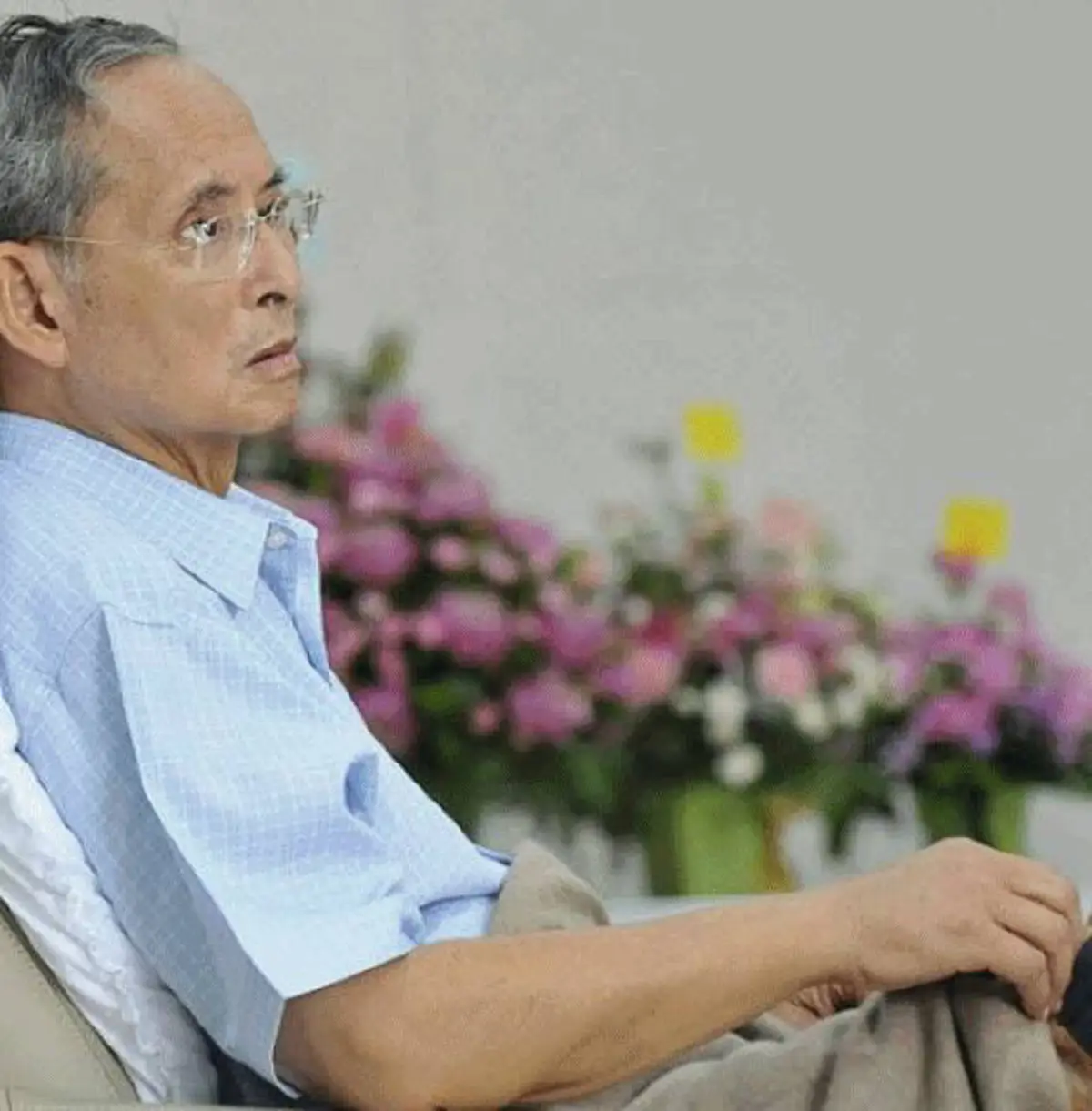 "ขอพระองค์ทรงพระเจริญ"(ด้วยพระราชหฤทัยของในหลวง) ทราบหรือไม่ทุกครั้งที่มีพระอาการประชวรเข้าโรงพยาบาลศิริราช คำสั่งแรกจากพระองค์ท่านคืออะไร??