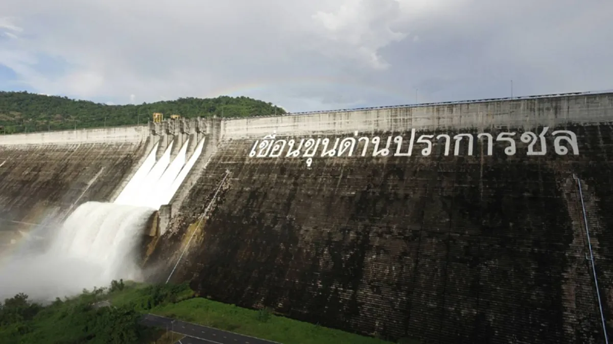 สุดยิ่งใหญ่!! พ่อเมืองนครนายก นำทีม ข้าราชการ-ประชาชนกว่า 5พันคน พร้อมใจแปรอักษร ถวายแด่ในหลวงร.9 (มีภาพ)