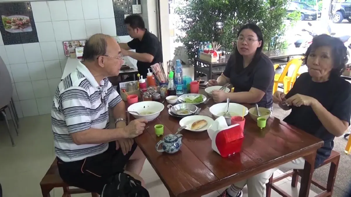 กดไลค์รัวๆ!! ร้านอาหารดัง เมืองย่าโม เปิดให้ลูกค้ากินฟรี ถวายเป็นพระราชกุศล ในหลวง ร.๙ (มีภาพ)