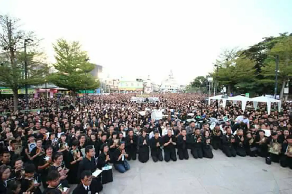 พ่ออยู่ในใจเสมอ.. ชาวลำปางนับแสนคน ร่วมกิจกรรม "กอดรูปพ่อไว้แนบใจ หมื่นดวงใจถวายอาลัยผ่านแสงเทียน" น้อมถวายอาลัย "ในหลวง ร.9"