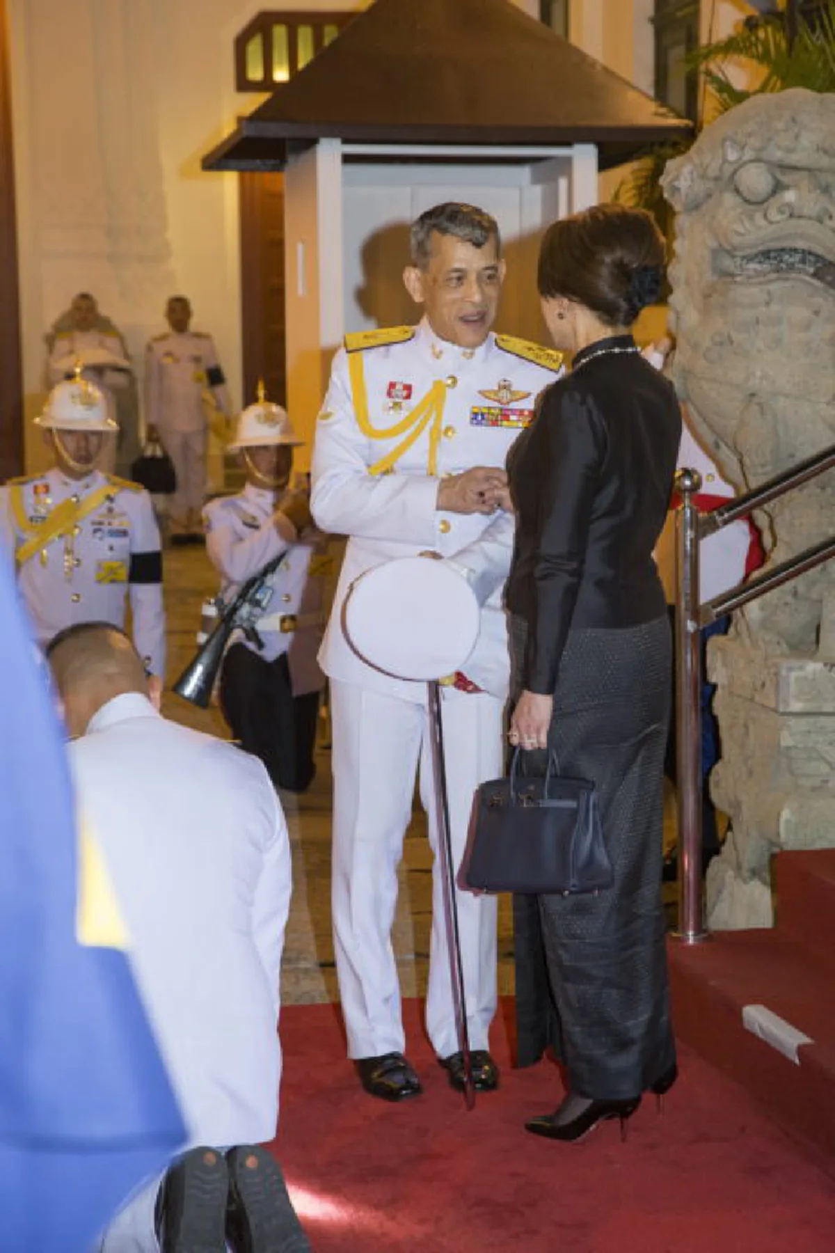 พสกนิกรสุดซาบซึ้ง!! สมเด็จพระบรมโอรสาธิราชฯ ทรงสวมกอด ทูลกระหม่อมหญิงอุบลรัตนราชกัญญาฯ 