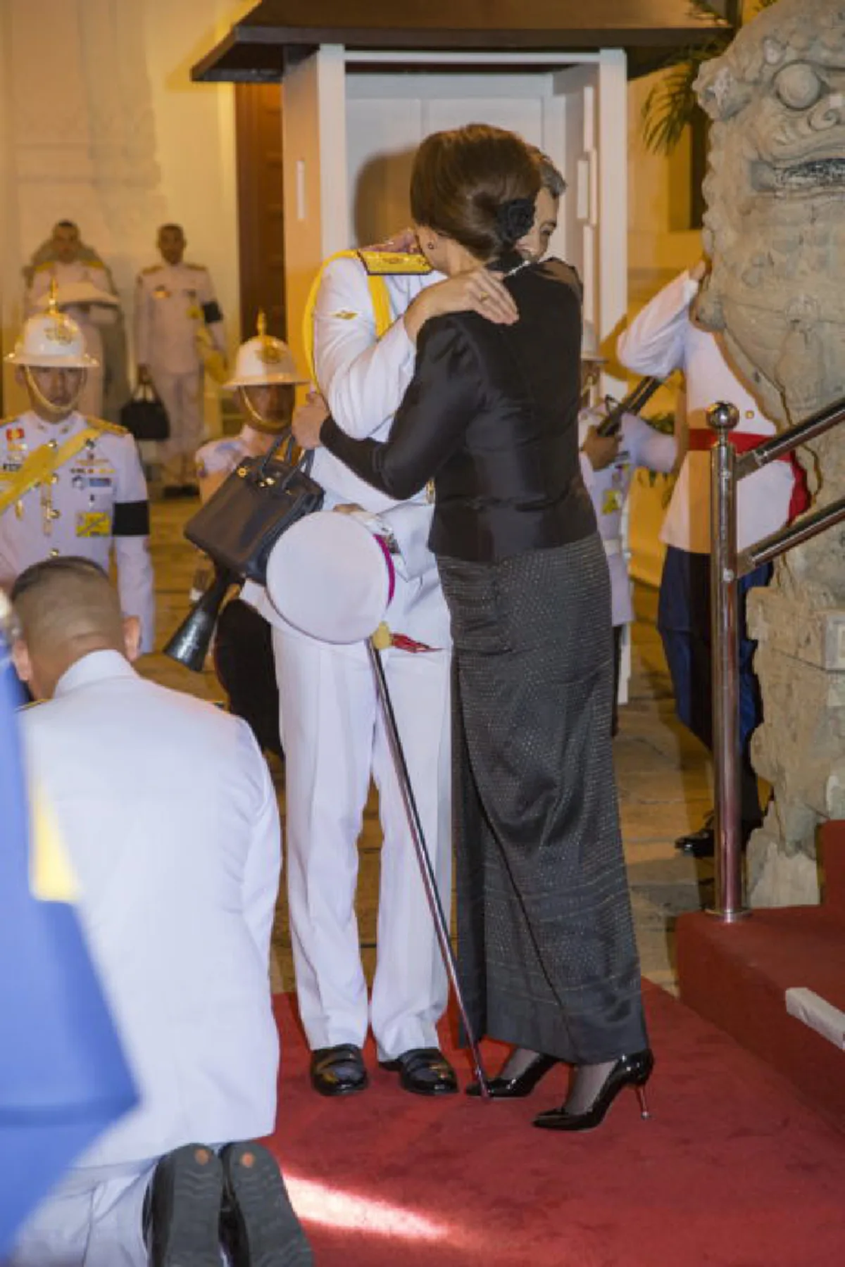 พสกนิกรสุดซาบซึ้ง!! สมเด็จพระบรมโอรสาธิราชฯ ทรงสวมกอด ทูลกระหม่อมหญิงอุบลรัตนราชกัญญาฯ 