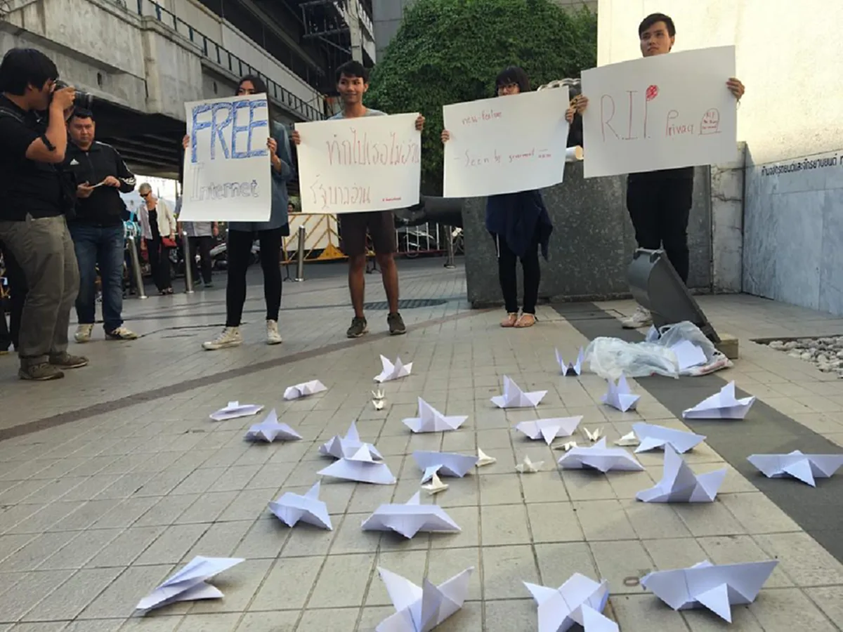 กร่อย!!! ไร้เงาม็อบต้านพรบ.คอมพ์ฯ ที่อนุสาวรีย์ปชต. ขณะที่หอศิลป์มาไม่ถึง 10 คน แต่มี "จ่านิว" คอยสังเกตการณ์