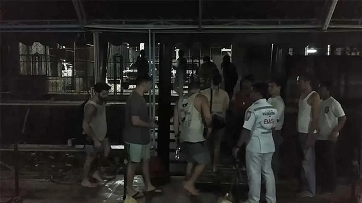 รอดปาฏิหาริย์!!! เรือบรรทุกนักท่องเที่ยวล่มกลางแม่กลอง นักท่องเที่ยว 5 คนรอดหวุดหวิด