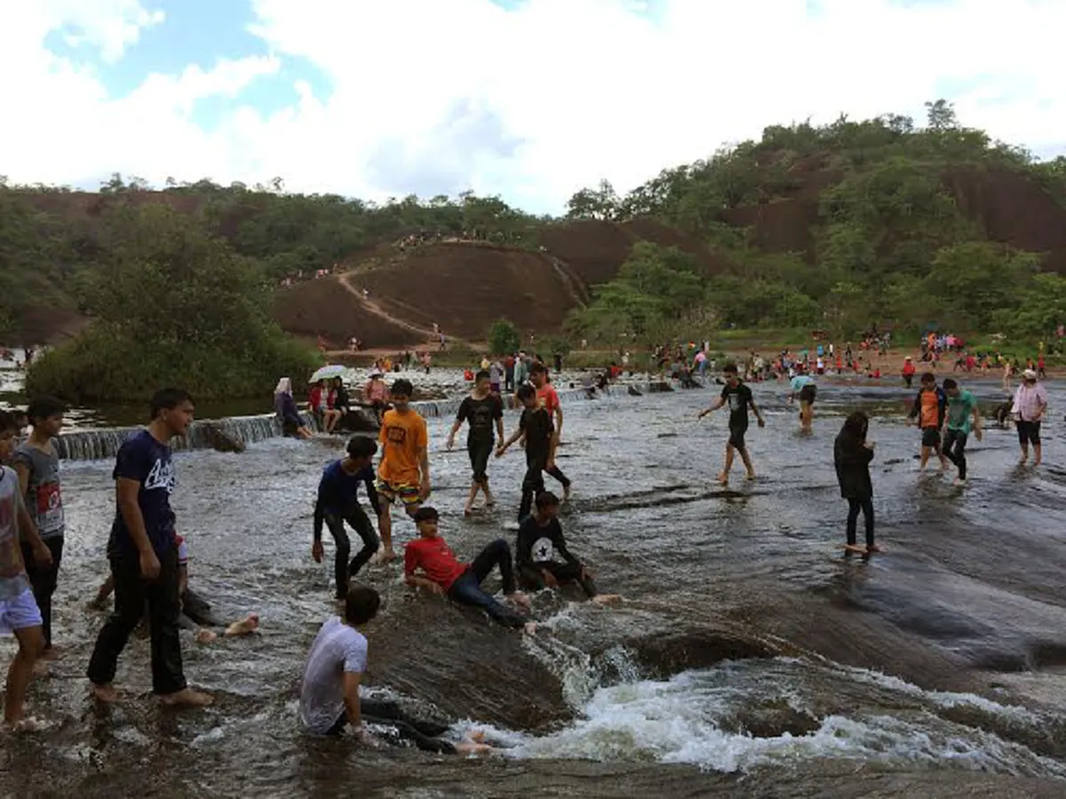 ไปเที่ยวกันเถอะ!! หยุดยาวเข้าพรรษา นทท.แห่ลงเล่น "น้ำตกถ้ำพระ" โอ้โห!! นี่มันสวรรค์ชัดๆ (มีภาพ)