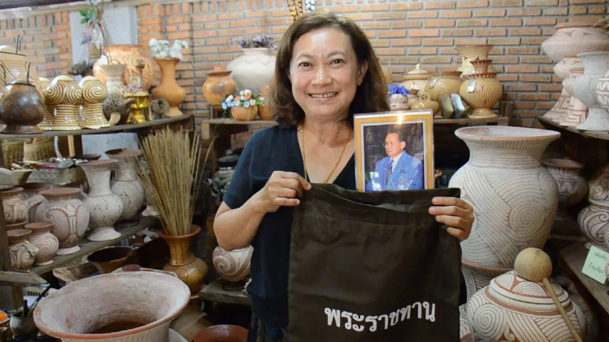 เห็นแล้ว น้ำตาไหล!! "หญิงอุดรฯ" นำถุงยังชีพพระราชทาน ในหลวง ร.9 ขึ้นหิ้งบูชา กราบไหว้ทุกวัน แถมทิ้งคำพูดให้ฉุกคิด.. 