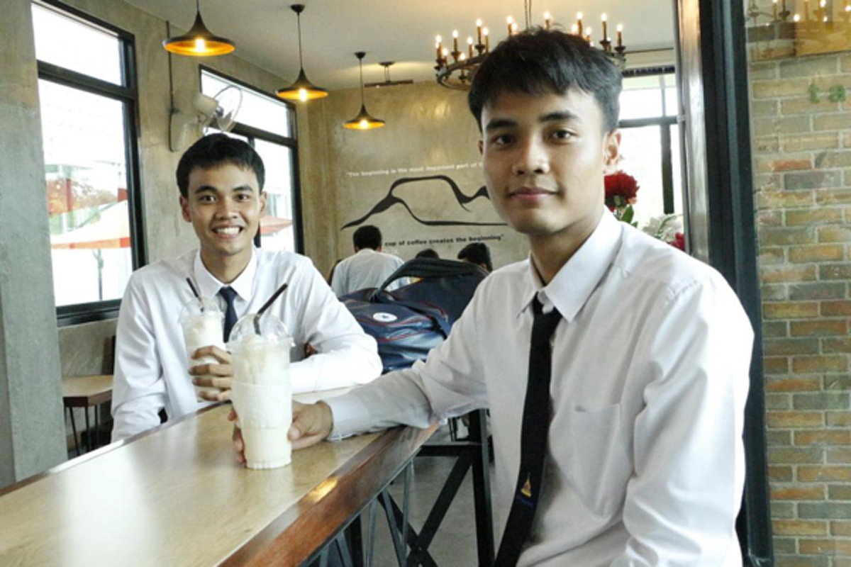 เก่งชะมัด!!! คู่แฝดศรีสะเกษสอบติดเเพทย์พร้อมกันแถมเรียนเก่งเกรดเฉลี่ย 3.96 ลั่นอยากเป็นหมอดูแลพ่อเเม่ยามแก่เฒ่า !?!