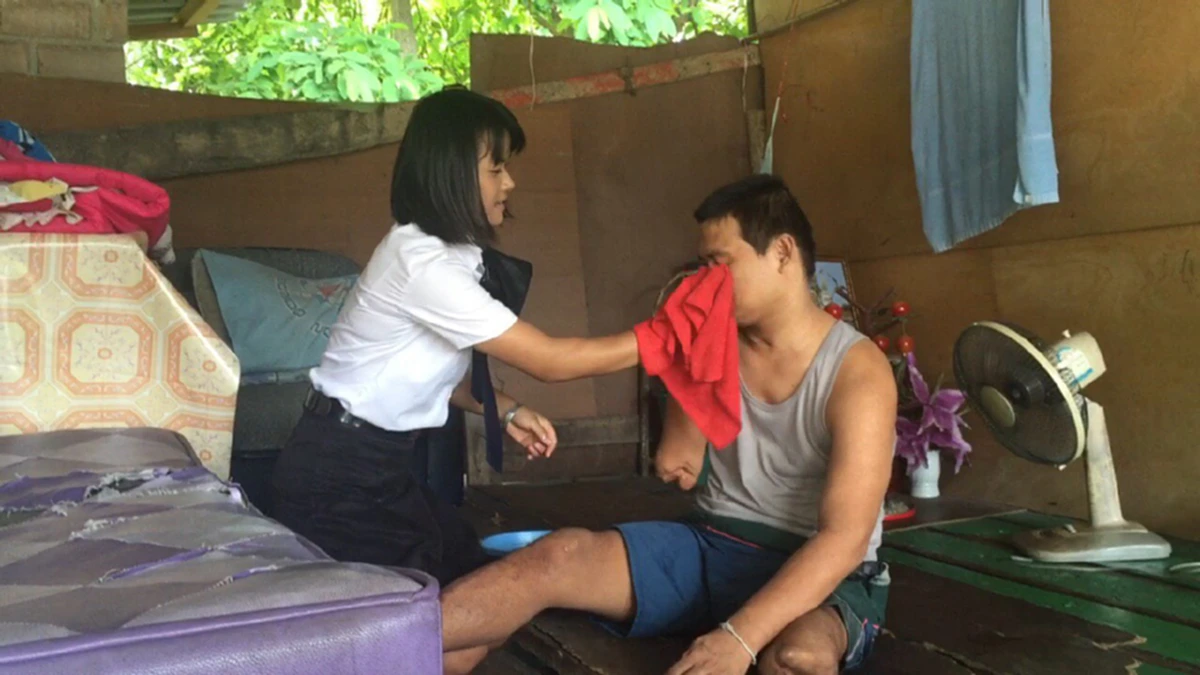 สุดกตัญญู !!! ชื่นชมสาว 17 ต้องกลายมาเป็นหัวหน้าครอบครัว ทำทุกอย่างเพื่อพ่อพิการ เพียงไข่ต้ม 1 ใบ ก็เป็นมื้อที่แสนพิเศษ(คลิป)