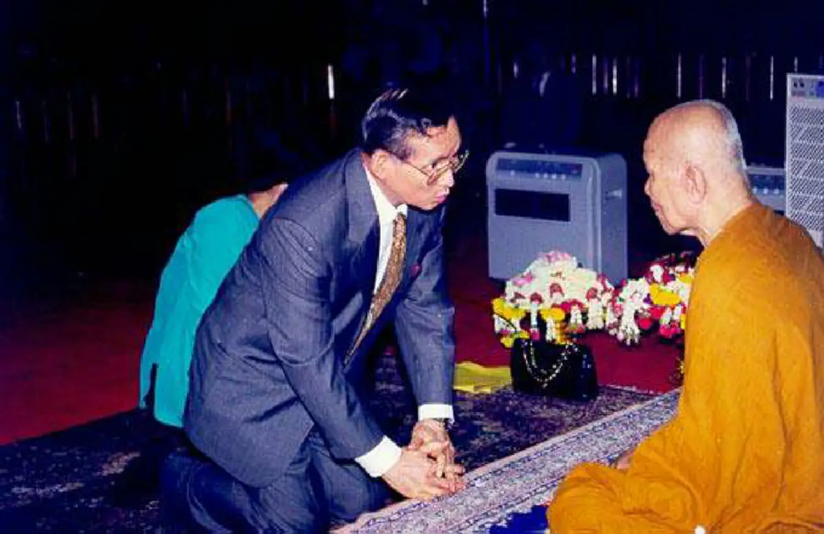 ความรู้สึกของ"พระอริยเจ้า"แห่งแดนอีสาน "หลวงตามหาบัว" กล่าวถึง"ในหลวง"พ่อของแผ่นดินไว้อย่างสุดซึ้ง กราบสาธุๆ