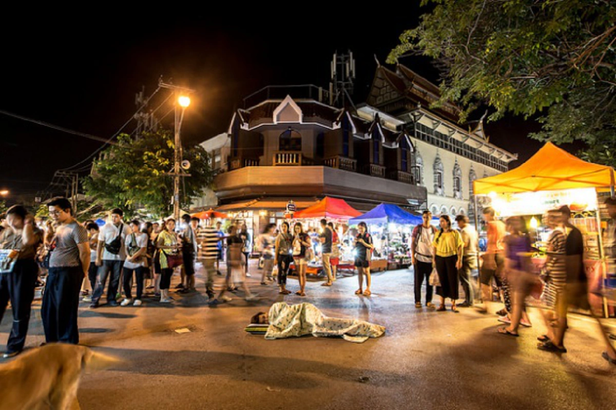 โดนจังๆ!!! นศ.ชาย ถ่ายภาพนอนกลางสี่แยกเชียงใหม่ ตร.ประสานอาจารย์เรียกตัวเข้าพบ เพื่อตักเตือน ก่อนกระทบต่อภาพลักษณ์การท่องเที่ยว