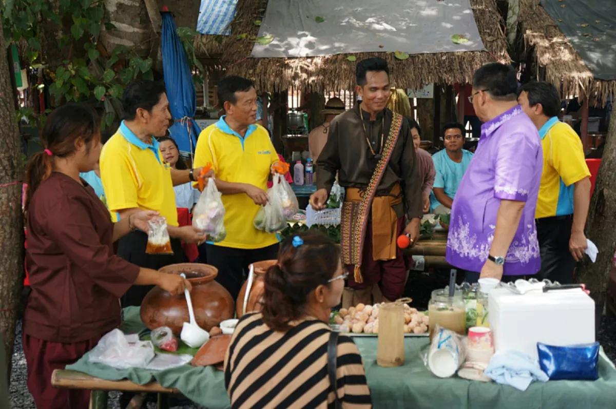 พลาดไม่ได้!! อธิบดีฯส่งเสริมท้องถิ่น เปิด ตลาดบ้านระจัน ท่องเที่ยววิถีไทยย้อนยุคสมัยค่ายบางระจัน อาหารโบราณสูตรดั้งเดิม