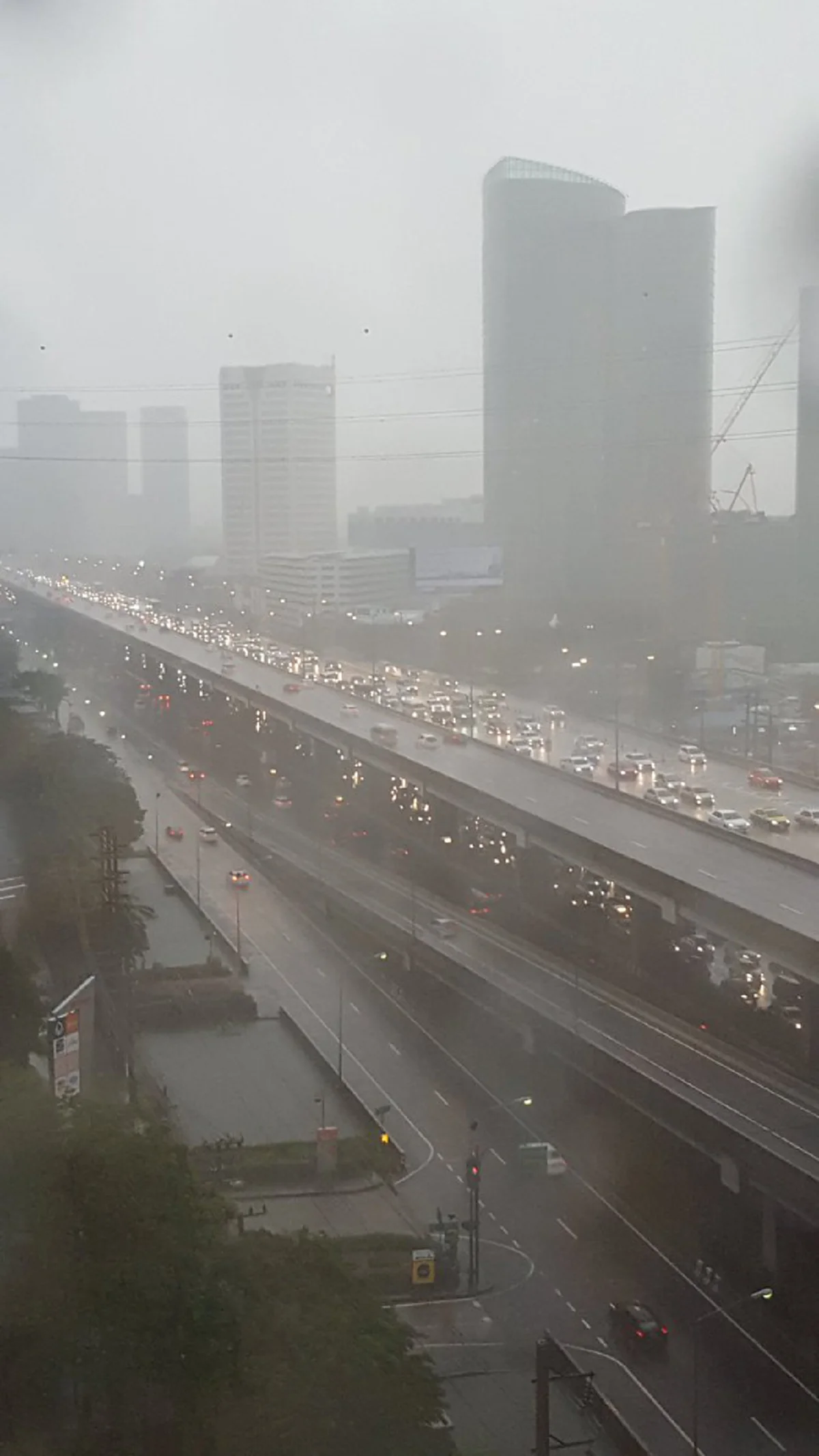 เช็คด่วนจะใช้รถหรือเรือดี!!!ฝนกระหน่ำกทม.นานนับชั่วโมง ถนนหลายสายจมน้ำ เมืองทอง- แจ้งวัฒนะกลายสภาพเป็นคลองเรียบร้อย(ภาพ)