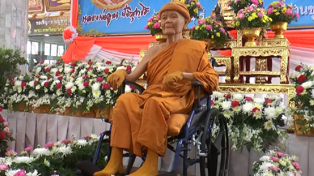 ศิษยานุศิษย์ฮือฮา!! วัดบ้านไรโชว์หุ่นขี้ผึ้ง "หลวงพ่อคูณ" เปิดให้พุทธศาสนิกชนกราบไหว้บูชา เผยใช้เส้นเกศา จีวร รถเข็นของจริงทั้งหมด