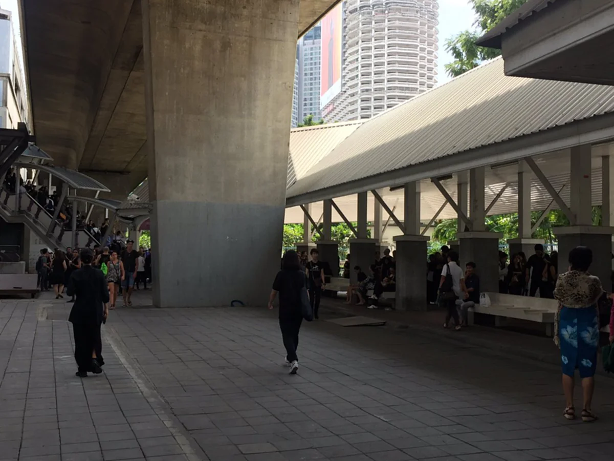 ปชช.รอใช้บริการเรือด่วนฯล้นท่าเรือมุ่งหน้าร่วมถวายอาลัย