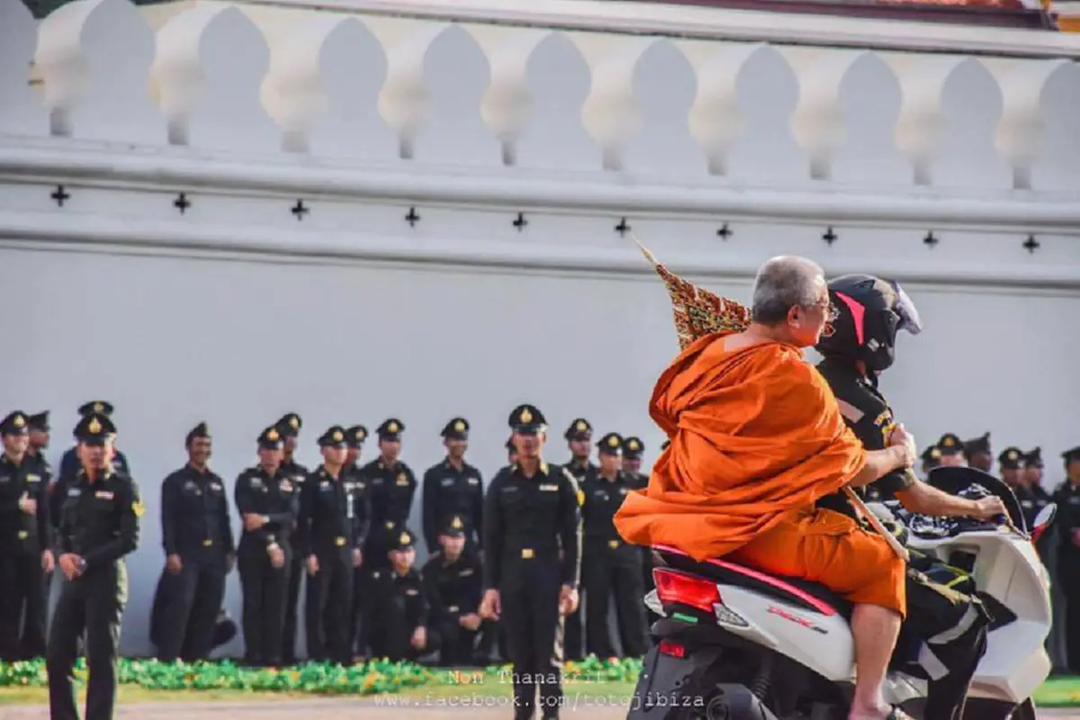 ชาวพุทธแห่กดไลค์พระผู้ใหญ่ซ้อนท้ายจยย.!!! "พระราชวชิรดิลก" ยอมรับโทษหากผิดกฎหมาย ยอมทำเพื่อพ่อหลวงของปวงชนชาวไทย "ครั้งเดียวในชีวิต"
