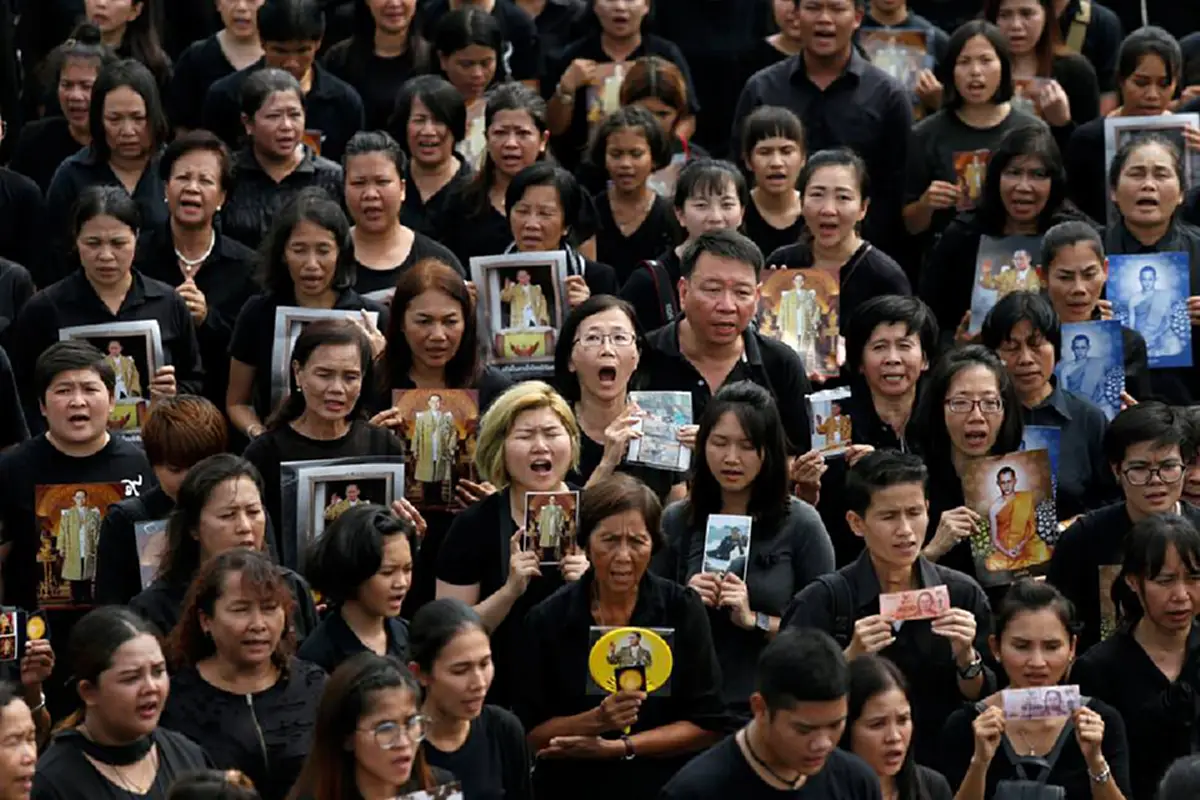 ทั่วโลกจารึก!! นาทีประวัติศาสตร์ พสกนิกรไทยเรือนแสน หลั่งน้ำตา ร้องเพลง "สรรเสริญพระบารมี"..