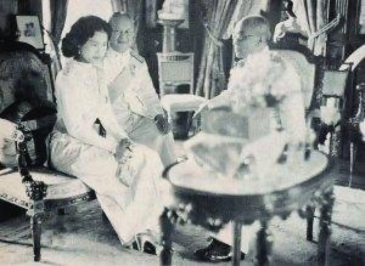 2 พระองค์ ทรงเป็นแบบอย่างการเริ่มต้นสร้างครอบครัว แม้งาน ราชาภิเษกสมรสพระราชพิธีที่เรียบง่ายแทบจะเรียกได้ว่า สิ้นเปลืองน้อยที่สุดในโลก
