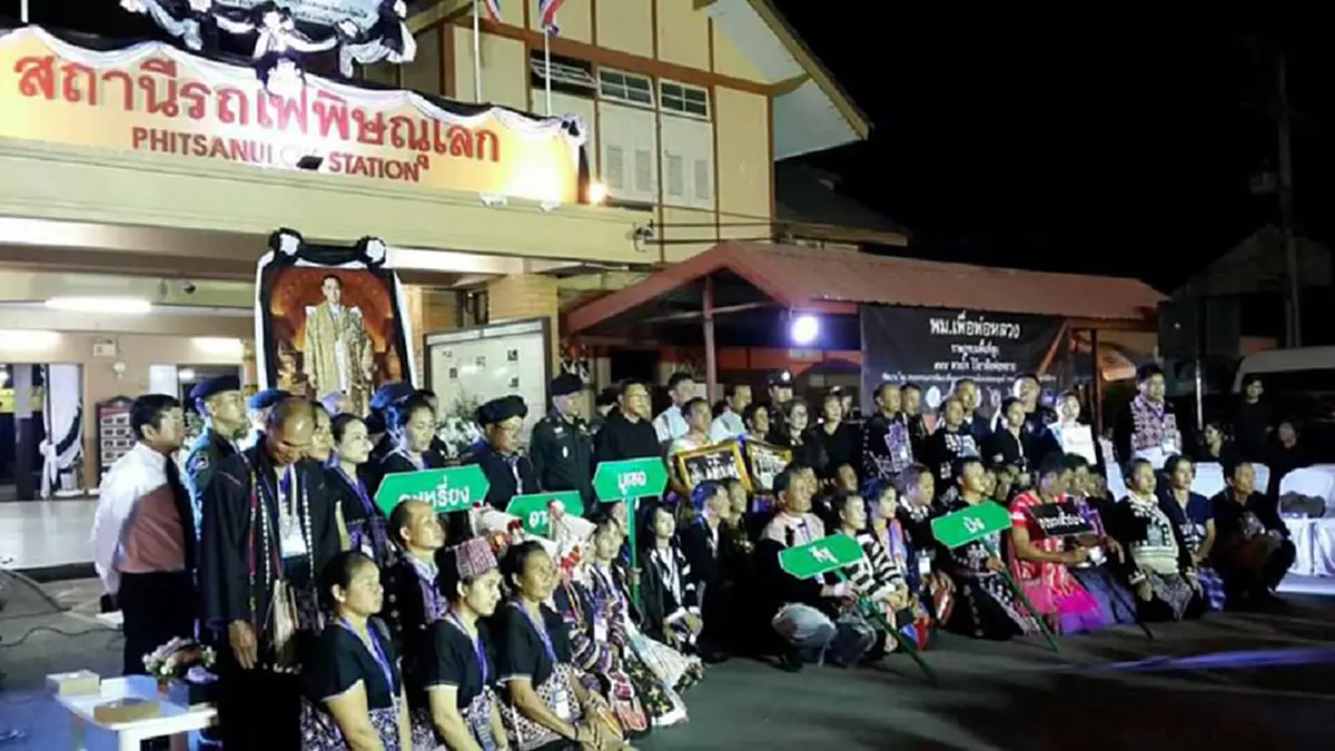 ครั้งแรกพ่อไปหาเรา..ครั้งสุดท้ายเรามาหาพ่อ!!! ชาวเขาโดยสารรถไฟเข้ากรุงร่วมกราบพระบรมศพ กับความรู้สึกจากใจทำน้ำตาปริ่มไม่รู้ตัว  (ชมภาพ)