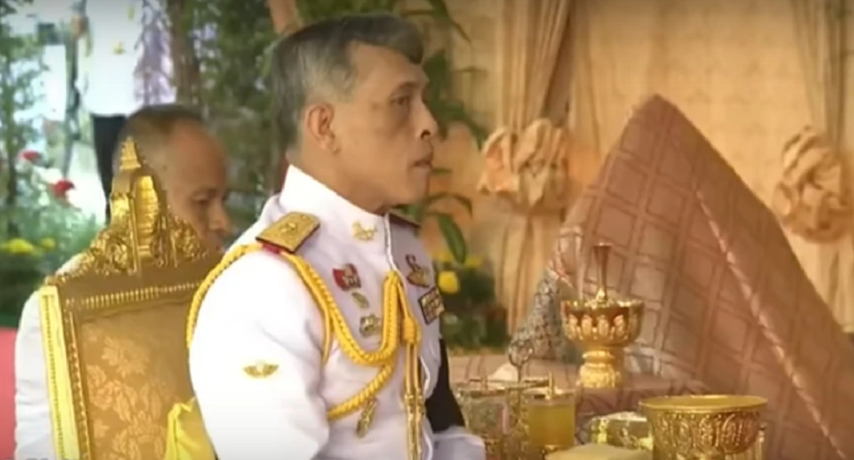 ภาพสุดยิ่งใหญ่!!! นายทหารมหาดเล็กรักษาพระองค์ฯ 897 นาย สวนสนามเนื่องในวันราชวัลลภครบรอบ 148 ปี หน้าพระที่นั่ง "รัชกาลที่ 10"  (มีภาพ)