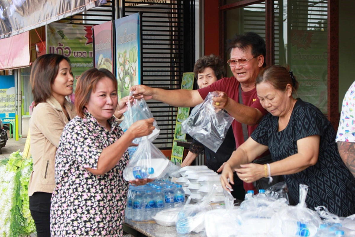 ถูกสั่งสอนมาดี!!!ต้นตระกูลชาวไทยเชื้อสายเวียดนามสั่งสอนให้ลูกหลานสำนึกในพระมหากรุณาธิคุณ ร.๙!! ตั้งโรงทานถวายเป็นพระราชกุศล (มีคลิป)