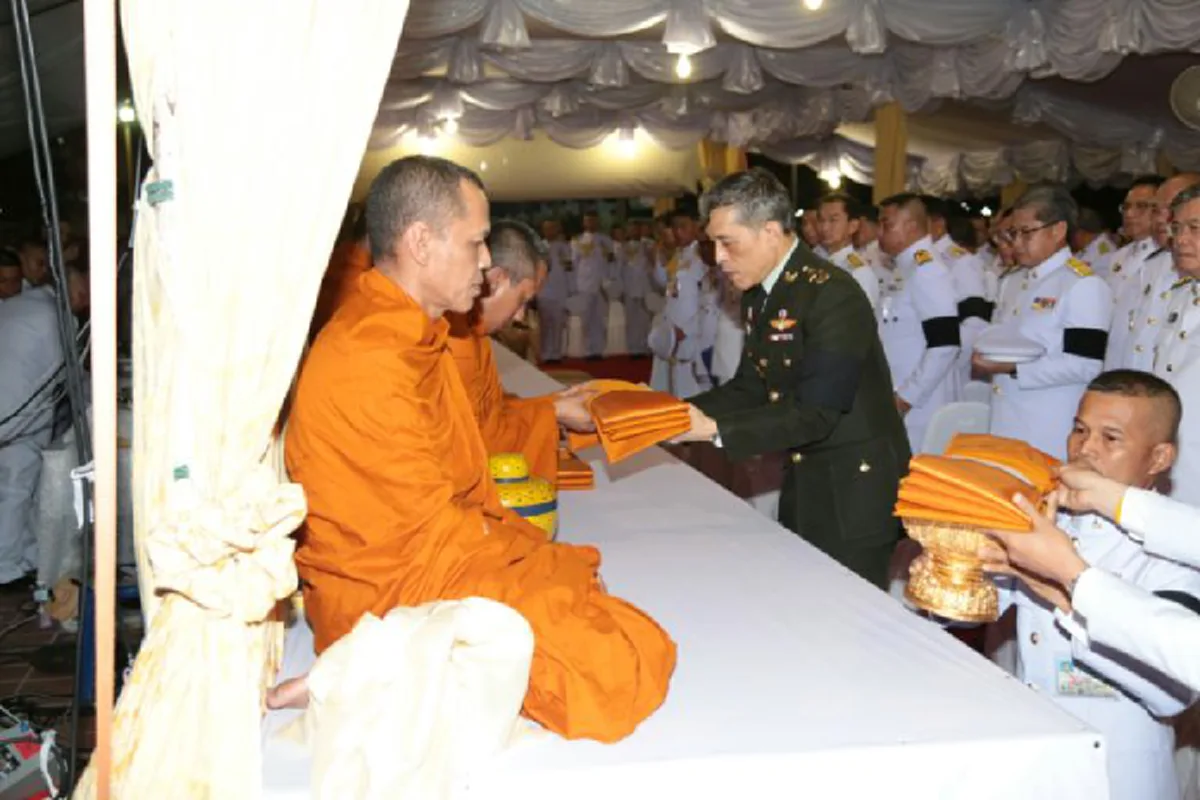 ทวยราษฎร์สุดปีติ..ทรงพระเจริญกึกก้อง!!ชาวกระบี่เฝ้าชมพระบารมี สมเด็จพระเจ้าอยู่หัวร. ๑๐ เสด็จฯแทนพระองค์  ในหลวง ร.๙ ทรงเปิดอาคารศาลากลางจังหวัดหลังใหม่ (ชมภาพ)