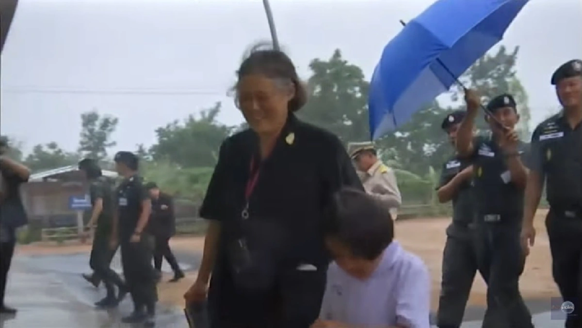 ภาพสุดประทับใจ !!! พระเมตตาของ "สมเด็จพระเทพฯ"  ทรงฉายพระรูปร่วมกับเด็กๆ เห็นแล้วปลื้มใจ (มีภาพ)
