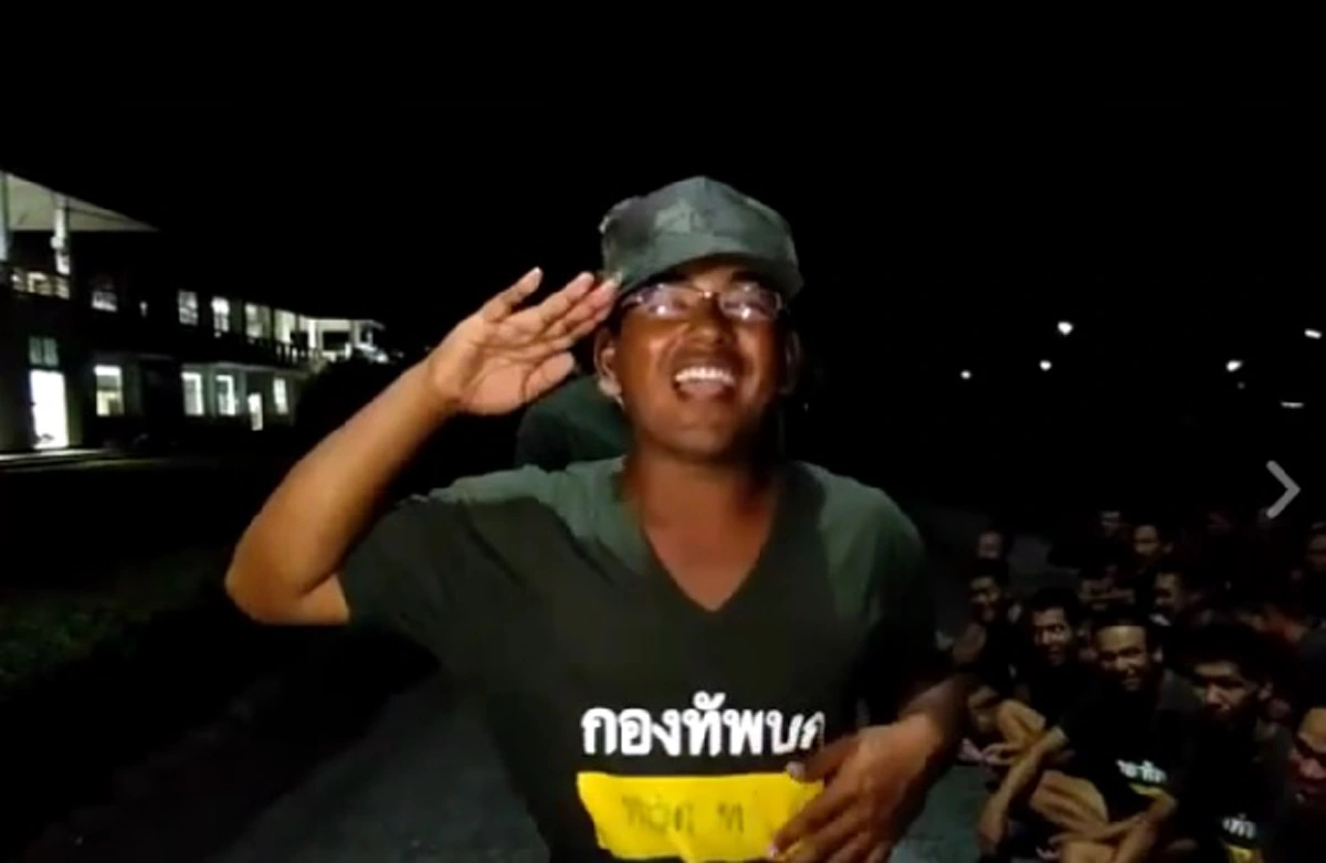 นี่หรือการรายงานตัว!!! ฮากระจายเมื่อพลทหารรายงานเวรเวอร์ชั่นใหม่ งานนี้มีกี่ภาคกี่ภาษา ต้องนับกันเอง (คลิป) 