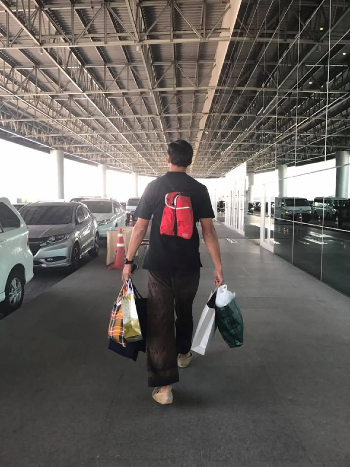 มุมนี้เป็นใครก็ยอมใจ!!!อดีตรมต.คลัง"กรณ์"ถึงกับลงนั่งรอภรรยาช้อปปิ้งงานOTOP ชาวเน็ตเมนท์กระจายยกเข้ากลุ่มพ่อบ้านใจกล้า(ภาพ)