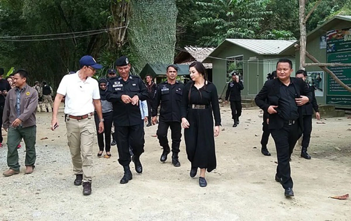 ยามสุข เราสนุก ยามทุกข์ เราไม่ลืมกัน!!! ส่องชัดๆคนบันเทิงแห่ลงพื้นที่ช่วยผู้ประสบภัยน้ำท่วม