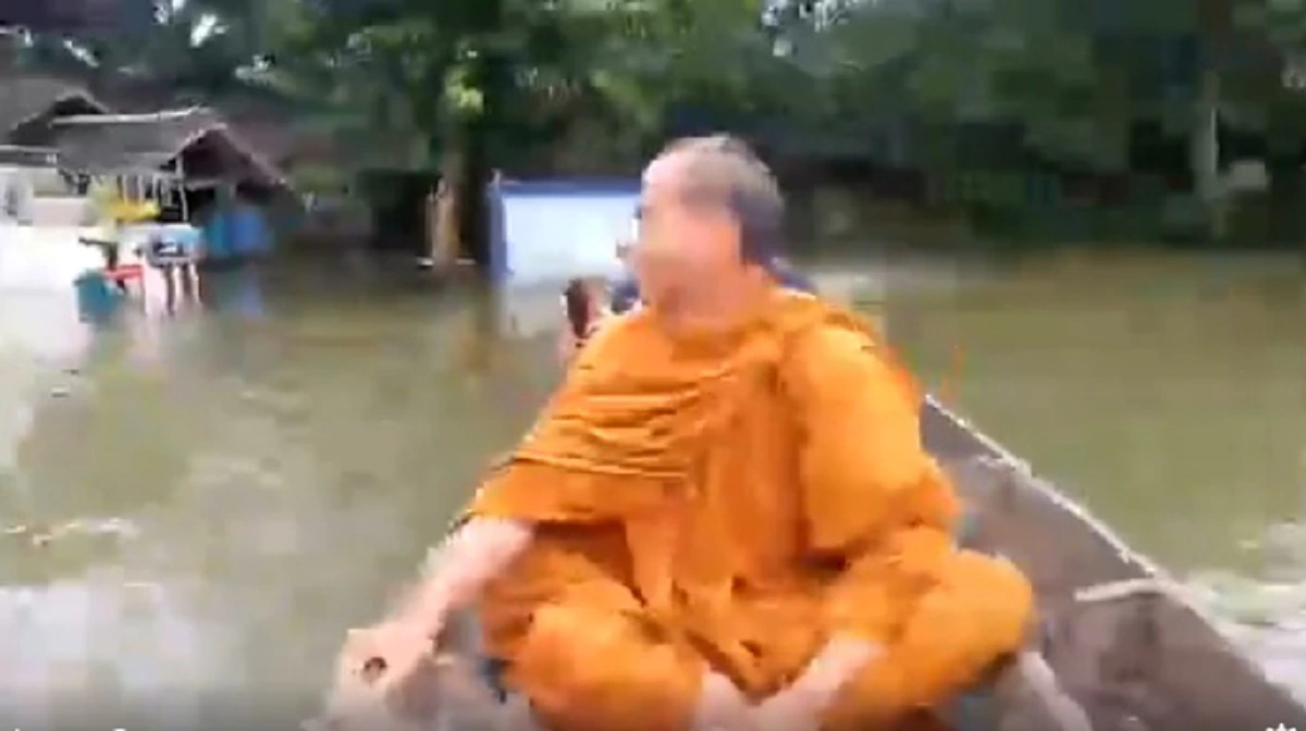 อนุโมทนา..สาธุ!! ชาวบ้านตื้นตัน"หลวงปู่พุทธะอิสระ" มีเมตตา ลุยฝ่าน้ำท่วมลึกหลายจุดนครศรีฯนำสิ่งของมอบถึงมือแบ่งเบาภาระหน่วยงานรัฐ !?! (คลิป)