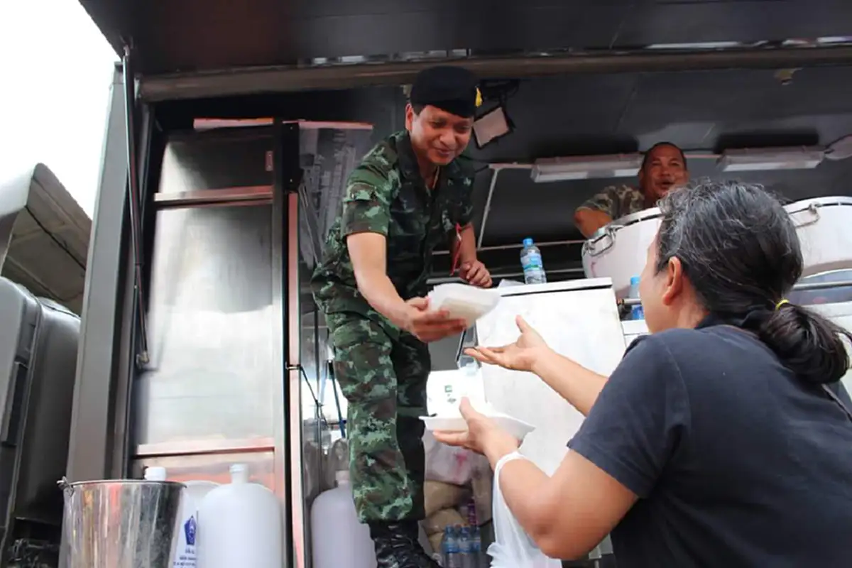 วีรบุรุษชาวชะอวด!!!สุดยื้อ "ผู้พันบอม"สิ้นลมแล้ว เคยเปรยขณะช่วยน้ำท่วม "เห็นคนเดือดร้อนไม่มีที่นอนอุ่นๆ แล้วมันจุก สงสาร...ต้องช่วยเขาก่อน ถึงเราจะเหนื่อยได้กลับบ้าน ตื่นมาก็มีแรง"