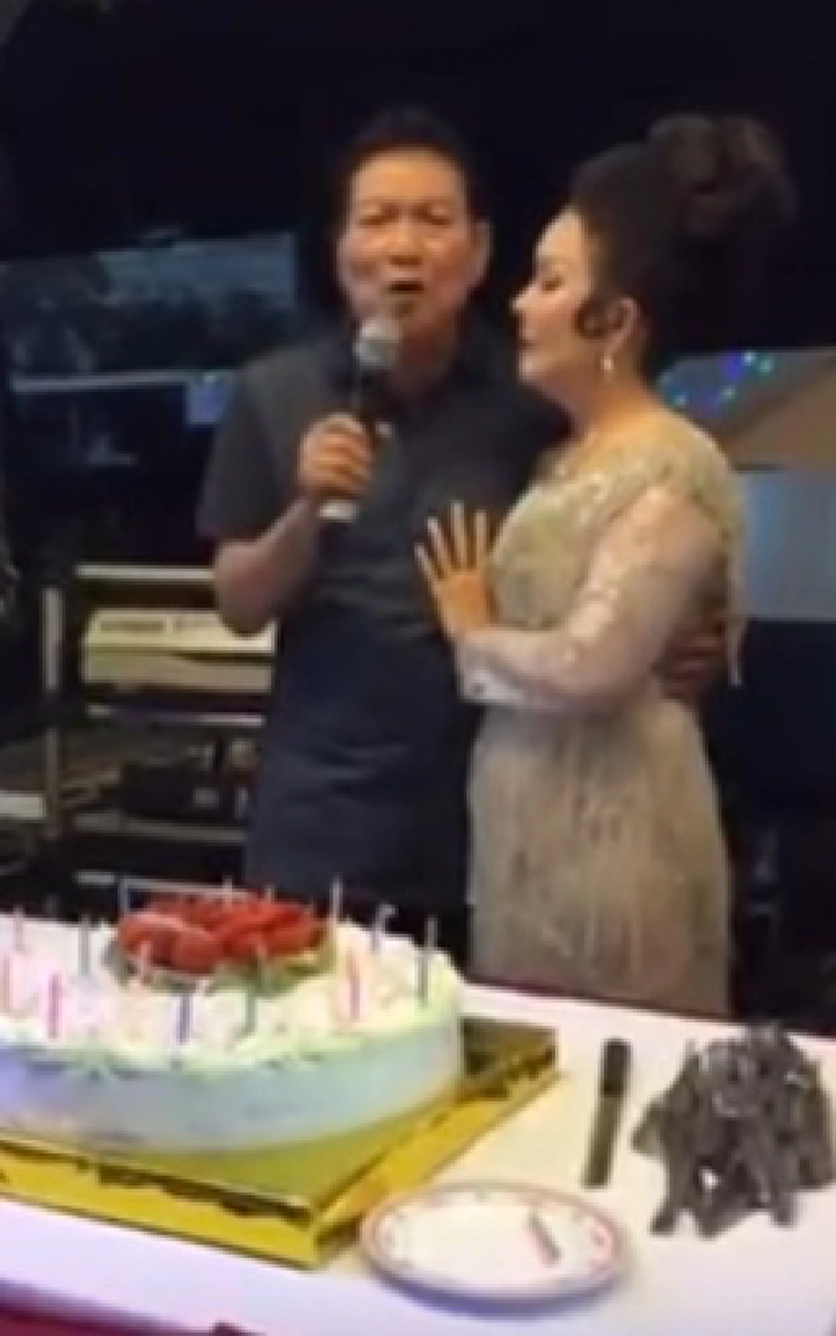 หวานซึ้ง!!! "ชรินทร์" ครวญเพลงหยาดเพชร ฉลองวันเกิด 73 ปีศรีภรรยา "เพชรา เชาวราษฎร์"  ( คลิป)