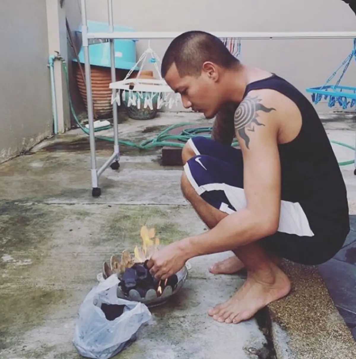 ส่องชีวิต!!! ติดดิน ไม่ติดหรู ของ "แบงค์ แคลช" ผู้ชายที่โด่งดังแค่ไหนก็ไม่เคยลืมตัว (ชมภาพ)