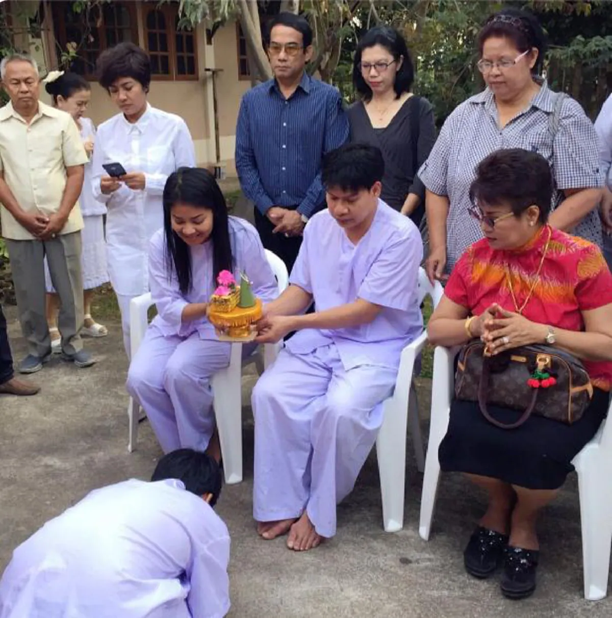 ไม่มีดราม่า..มีแต่คำอนุโมทนาบุญ สาธุ ๆๆ !!!   ครอบครัวตัวอย่าง "นุ้ย เชิญยิ้ม" นำครอบครัวบวช (พระ+เณร+ชีพราหมณ์) ถวายพระราชกุศลองค์พ่อหลวง   