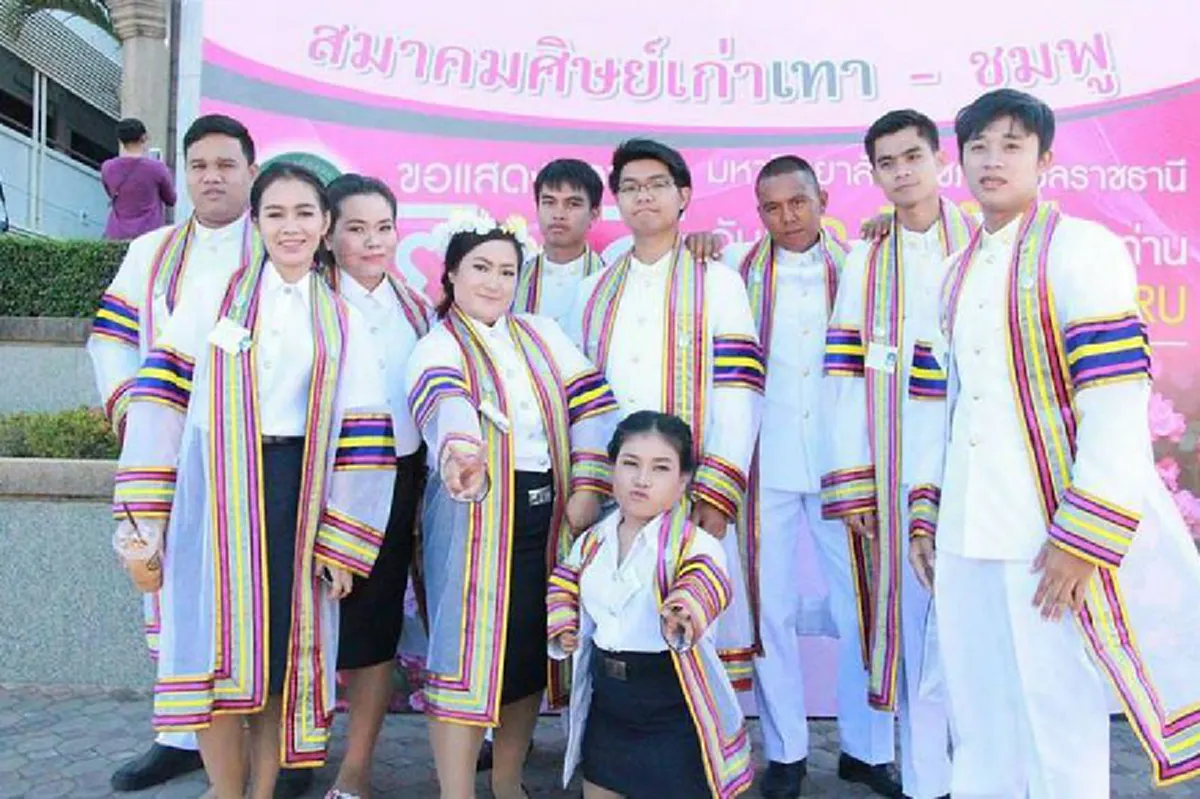 ในหลวงของเรา !!! "บัญฑิตหญิง" ร่างเล็ก เล่าวินาทีตื้นตัน ซาบซึ้ง "ทรงเอื้อมพระหัตถ์"