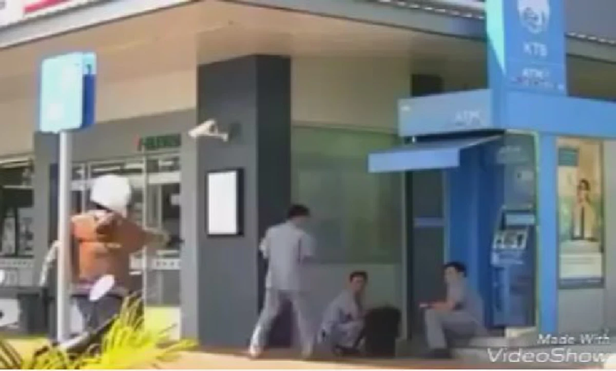 สงสัยดูหนังมาเยอะ!! เผยแผนโจรบุกเดี่ยวปล้นเงิน 5 ล้าน ตั้งใจ"ทิ้งโทรศัพท์"ไว้เพื่อสิ่งนี้!!??...งานนี้บอกเลยว่างานหนักของตร.แน่นอน!!(รายละเอียด+คลิป)