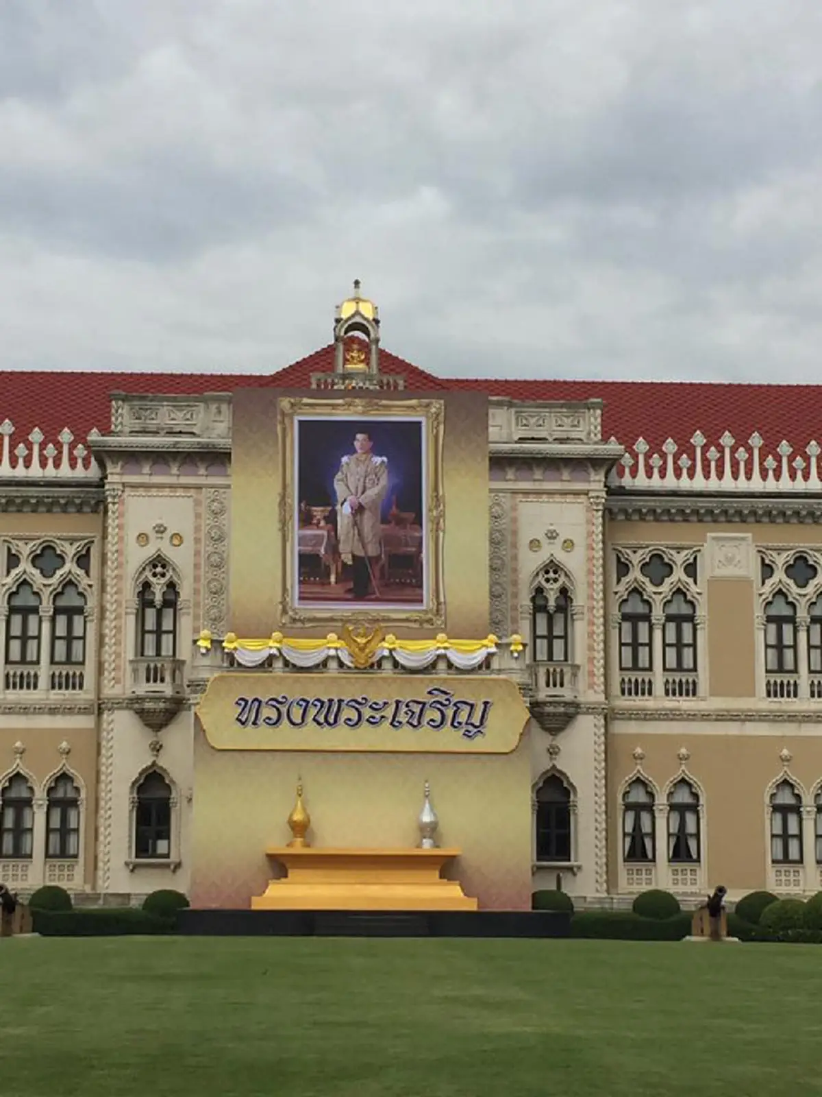 ร.10 และร.9 ณ ทำเนียบรัฐบาล!!!อัญเชิญพระบรมฉายาลักษณ์ "สมเด็จพระเจ้าอยู่หัวมหาวชิราลงกรณฯ"ประดับหน้าตึกไทยคู่ฟ้า"ในหลวงร.9"หน้าตึกสันติไมตรี