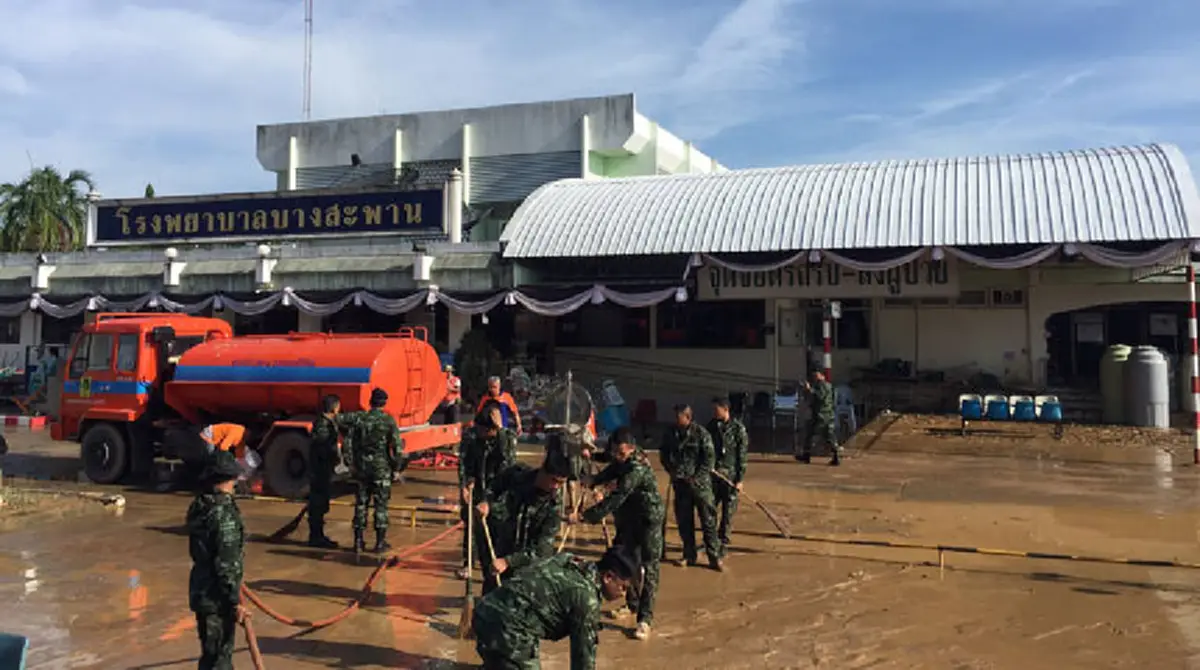 "ฟ้าหลังฝนสวยงามเสมอ"...เห็นแล้วชื่นใจ"รพ.บางสะพาน"เปิดรักษาเบื่องต้นแล้ว...ทุกภาคส่วนพร้อมเข้าช่วยเหลือผู้ประสบภัย(ภาพ+รายละเอียด)
