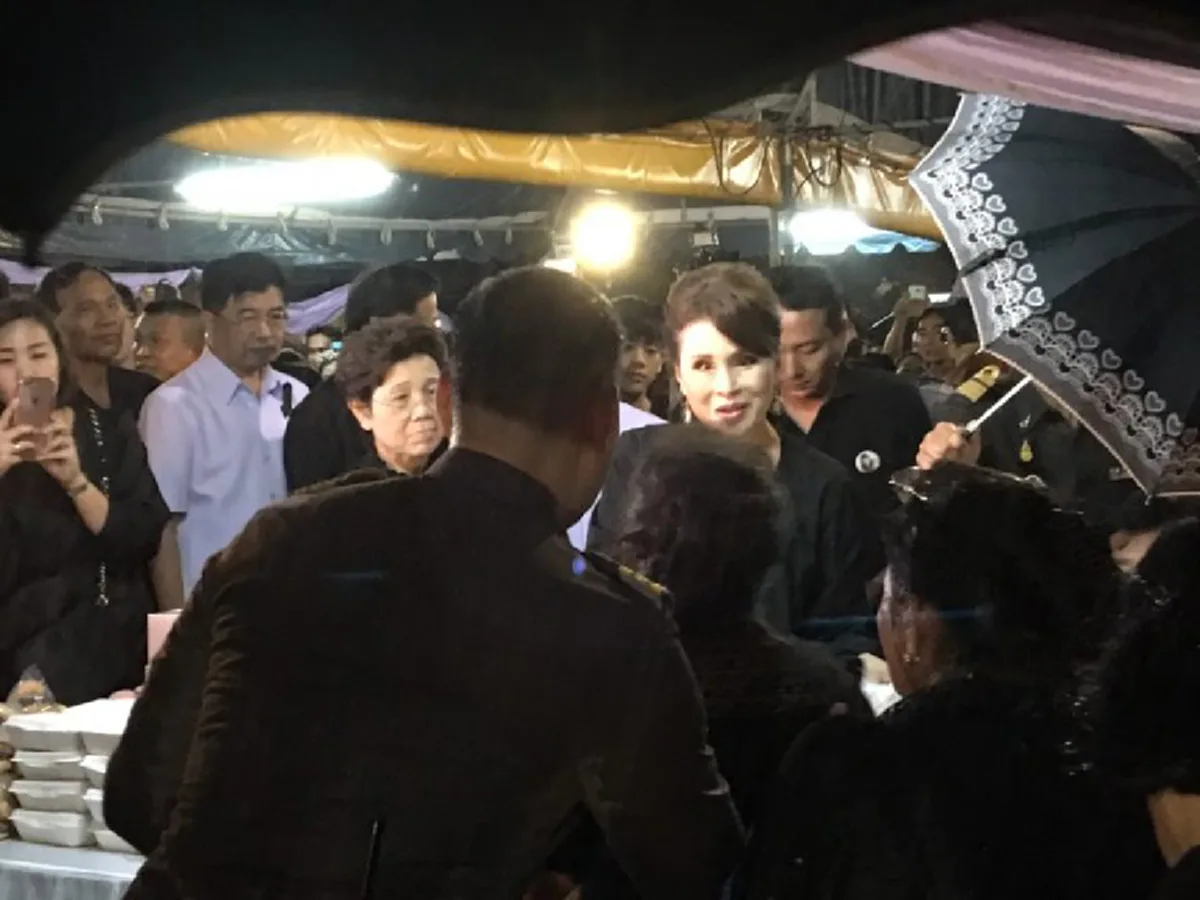 เพื่อเหล่าพสกนิกร..."ทูลกระหม่อมหญิงอุบลรัตน์ฯ" เสด็จพระราชทาน อาหาร-ขนม ท่ามกลางสายฝนหน้าพระบรมมหาราชวัง