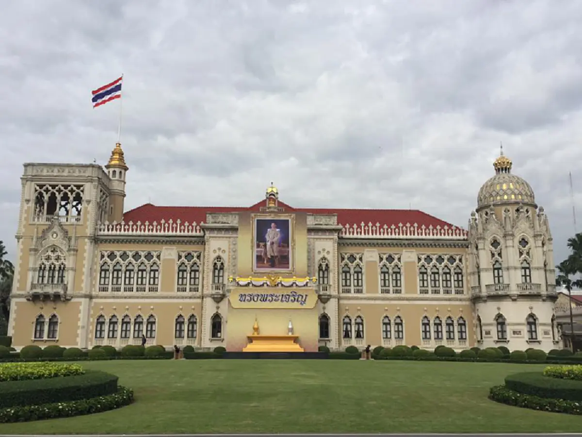 ร.10 และร.9 ณ ทำเนียบรัฐบาล!!!อัญเชิญพระบรมฉายาลักษณ์ "สมเด็จพระเจ้าอยู่หัวมหาวชิราลงกรณฯ"ประดับหน้าตึกไทยคู่ฟ้า"ในหลวงร.9"หน้าตึกสันติไมตรี