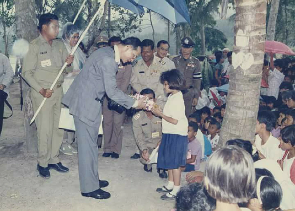 "หลีกทางให้ในหลวงหน่อยเถอะ" FBI ของในหลวงร.9 พระราชอารมณ์ขันที่พระราชทานสัมภาษณ์แก่ผู้แทนของนิตยสาร Look (รายละเอียด)