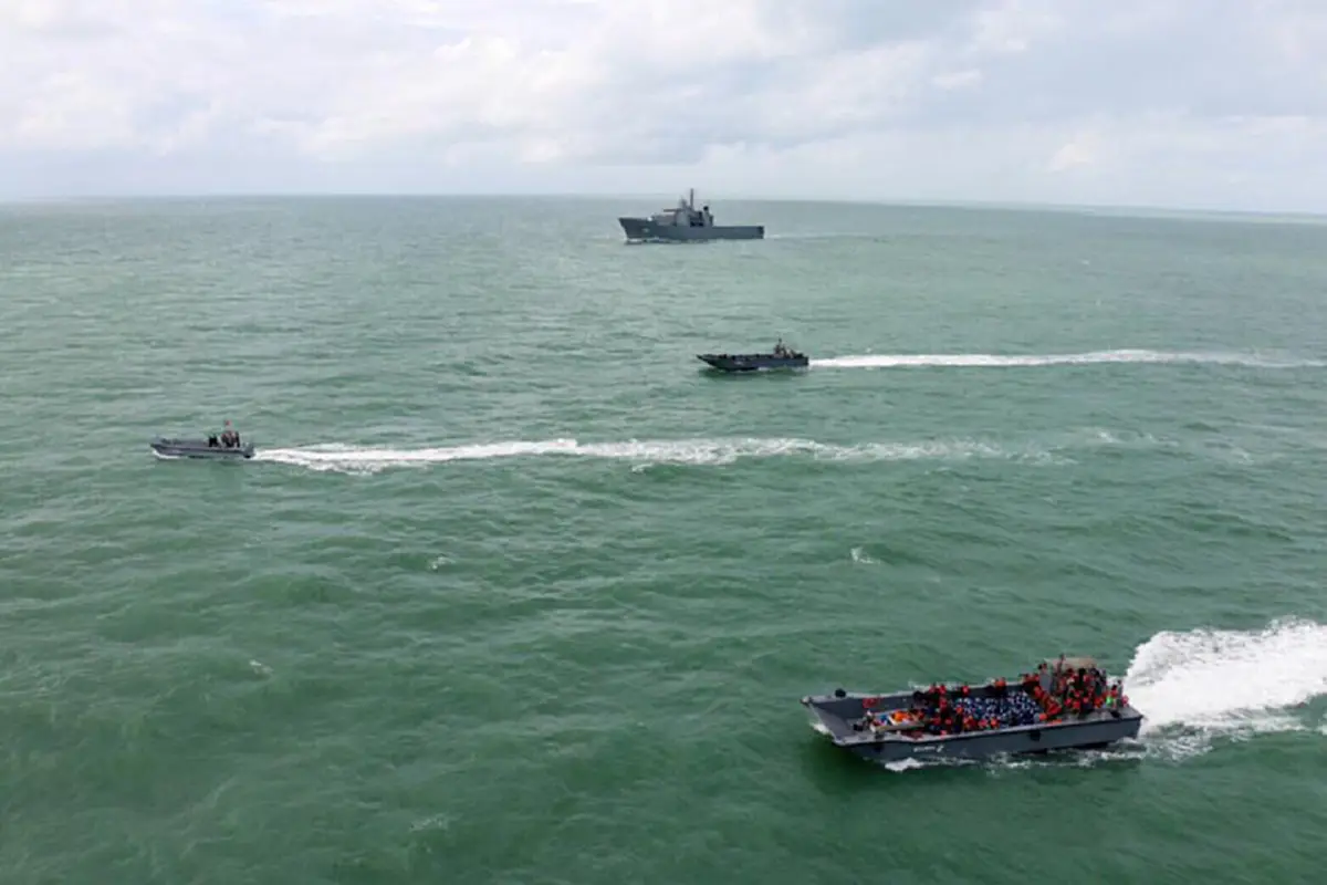 ทหารเรือไทย ผู้เสียสละ น้ำใจงาม!!! กองทัพเรือนำ "เรือหลวงอ่างทอง" มุ่งหน้าเข้าฝั่ง ช่วยเหลือพี่น้องภาคใต้ตามหลัก From the sea (มีคลิป+ภาพ)