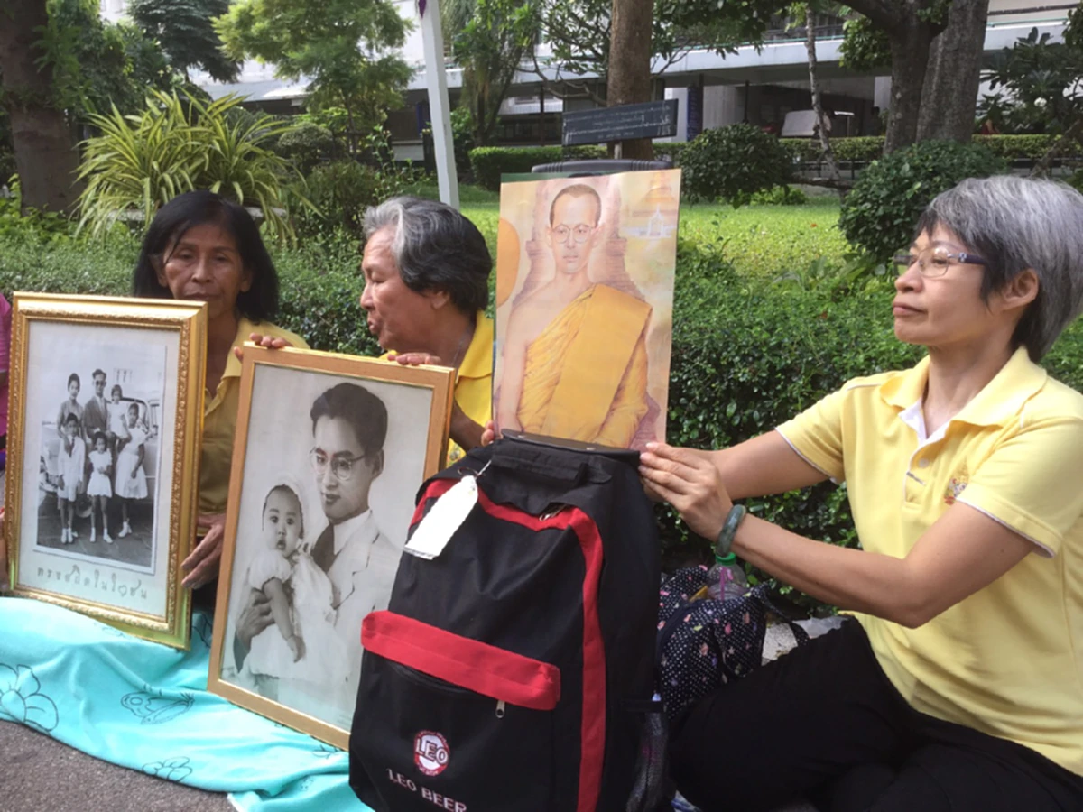ด้วยรักและเทิดทูล..."ชาวบ้านพิจิตร" เดินทางมาถึงโรงพยาบาลศิริราช พร้อมนำพระบรมฉายาลักษณ์ของ "พระบาทสมเด็จพระเจ้าอยู่หัว" กอดแนบอกไว้ไม่ห่าง