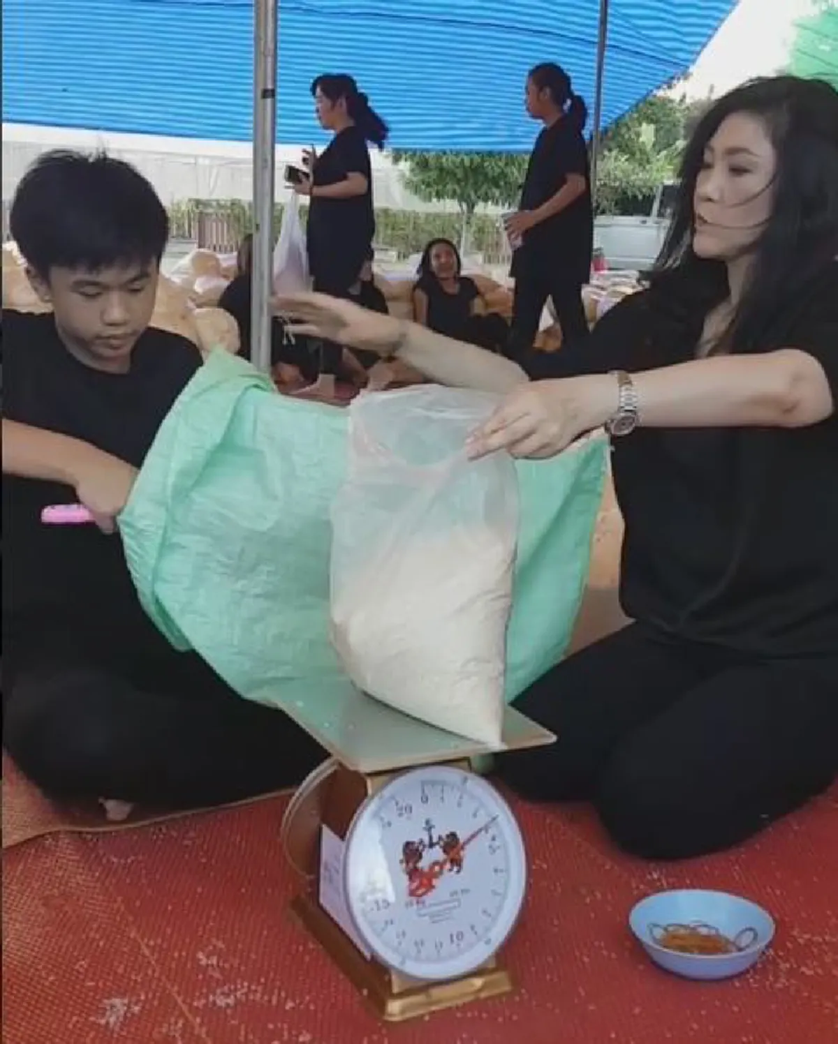 นารี"ยิ่งลักษณ์"ปั่นกระแสรายวัน จัดอีเว้นท์ต่อเนื่องเร่ขายข้าวจ.สมุทรปราการ งานนี้เด๋วรู้ว่าเป็นแม่พระหรือปาหี่(รายละเอียด)