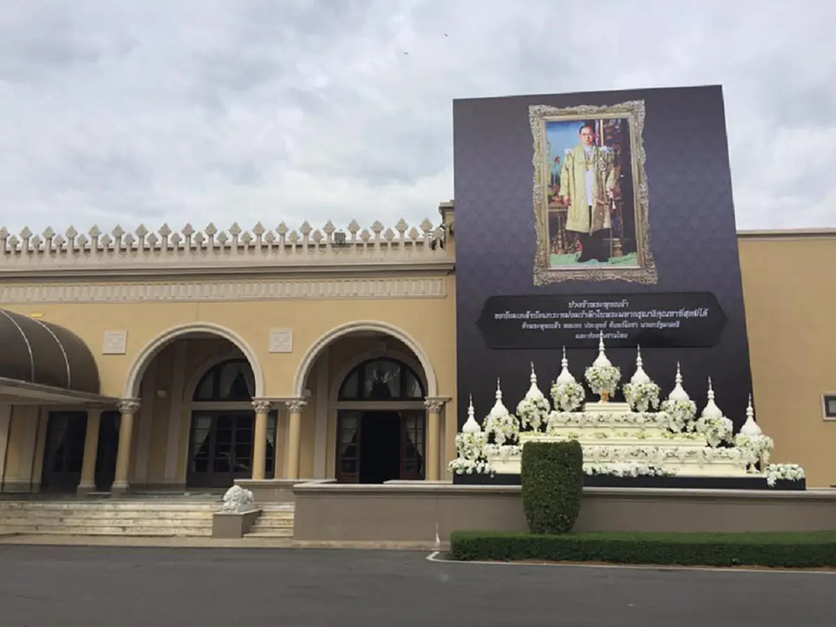 ร.10 และร.9 ณ ทำเนียบรัฐบาล!!!อัญเชิญพระบรมฉายาลักษณ์ "สมเด็จพระเจ้าอยู่หัวมหาวชิราลงกรณฯ"ประดับหน้าตึกไทยคู่ฟ้า"ในหลวงร.9"หน้าตึกสันติไมตรี