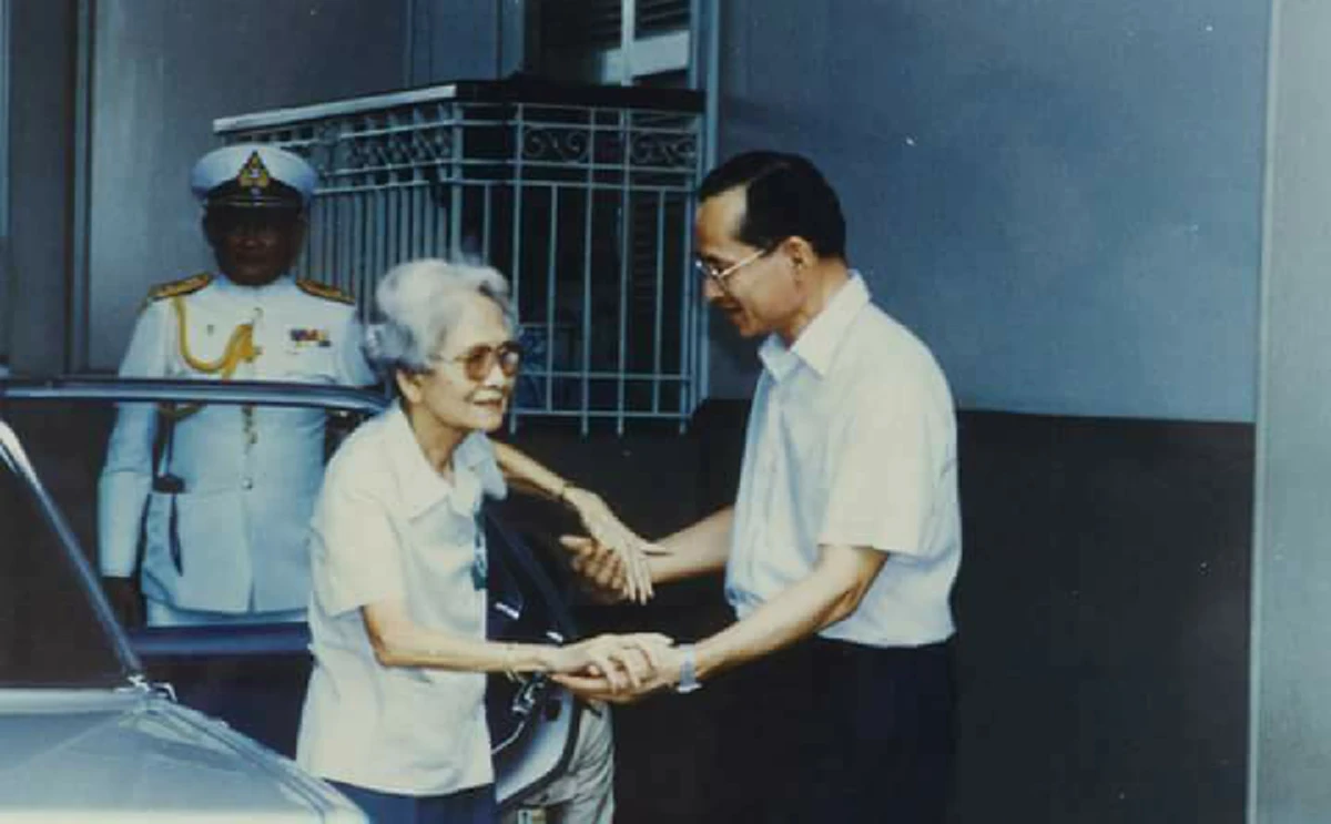 "หลีกทางให้ในหลวงหน่อยเถอะ" FBI ของในหลวงร.9 พระราชอารมณ์ขันที่พระราชทานสัมภาษณ์แก่ผู้แทนของนิตยสาร Look (รายละเอียด)