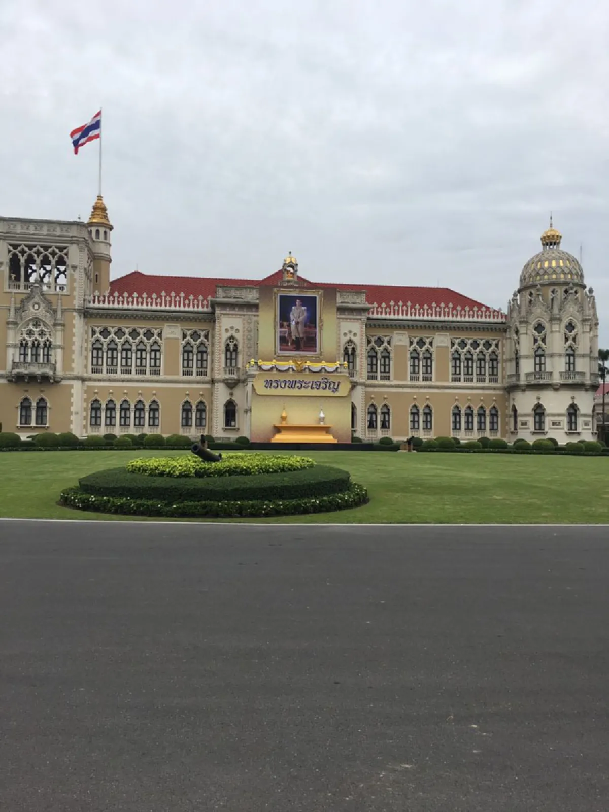 ร.10 และร.9 ณ ทำเนียบรัฐบาล!!!อัญเชิญพระบรมฉายาลักษณ์ "สมเด็จพระเจ้าอยู่หัวมหาวชิราลงกรณฯ"ประดับหน้าตึกไทยคู่ฟ้า"ในหลวงร.9"หน้าตึกสันติไมตรี