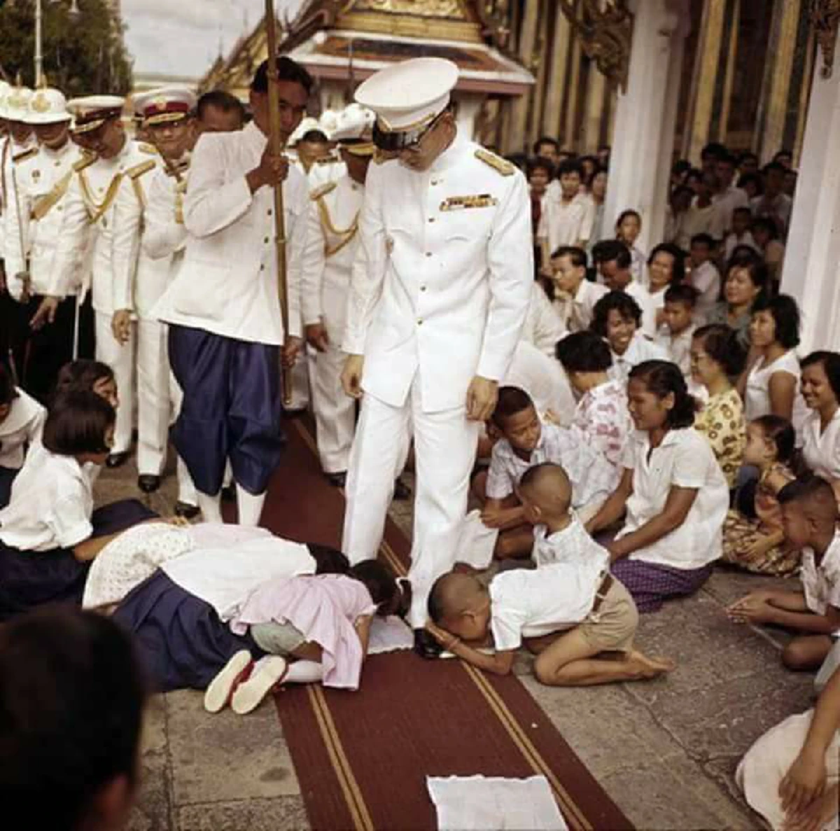 "หลีกทางให้ในหลวงหน่อยเถอะ" FBI ของในหลวงร.9 พระราชอารมณ์ขันที่พระราชทานสัมภาษณ์แก่ผู้แทนของนิตยสาร Look (รายละเอียด)