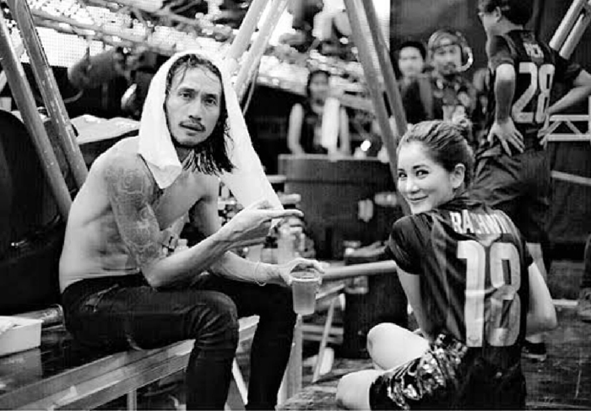 ฮีโร่ของชาวบางสะพาน!!..."ตูน-ก้อย"ไม่อยู่นิ่ง สายตรงประสานงาน ช่วยเหลือชาวบางสะพานอย่างเร่งด่วน!!...พร้อมส่งกำลังใจให้อย่างสุดซึ้ง!!(มีคลิป)